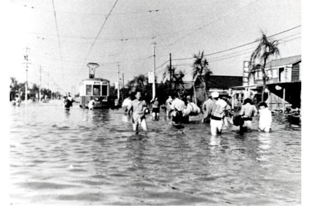 西稲永で立ち往生した市電(役所の臨時出先窓口として重宝された)