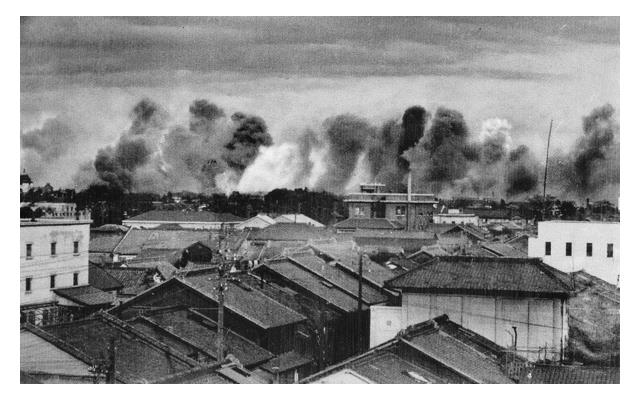 空襲を受ける名古屋市北東地区(昭和20年3月21日) ⓒ中日新聞社