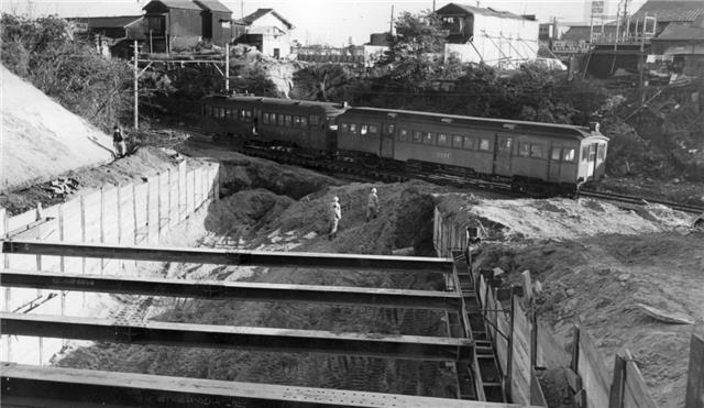 大津橋付近で名鉄瀬戸線を横断する様子