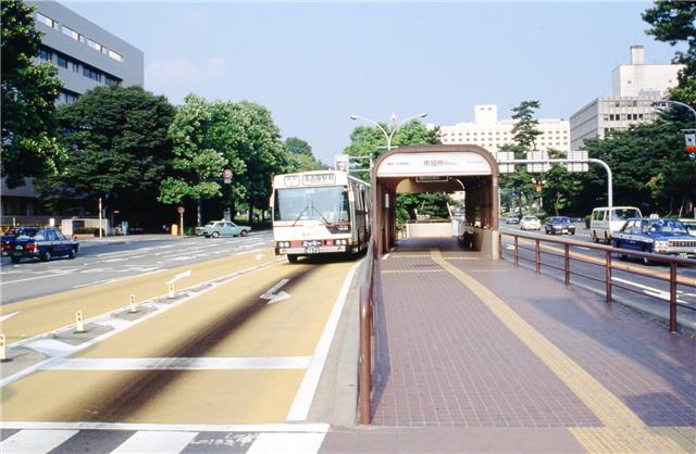 道路中央部に設けた新出来町線の停留所