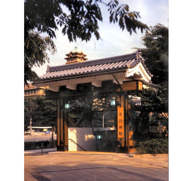 名古屋城の高麗門を模した市役所駅の7番出入口
