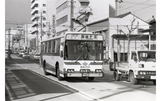 全国初の中央走行方式を採用した新出来町線
