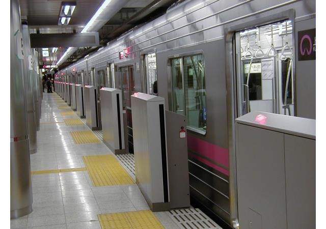 平安通駅の可動式ホーム柵