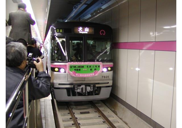 飾りをつけた上飯田線の記念列車