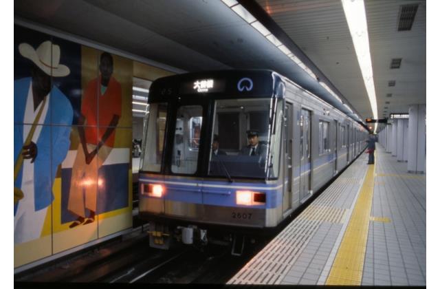名城線久屋大通駅のホームと地下鉄車両