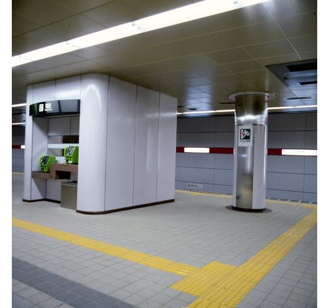 デザインにも配慮した駅構内