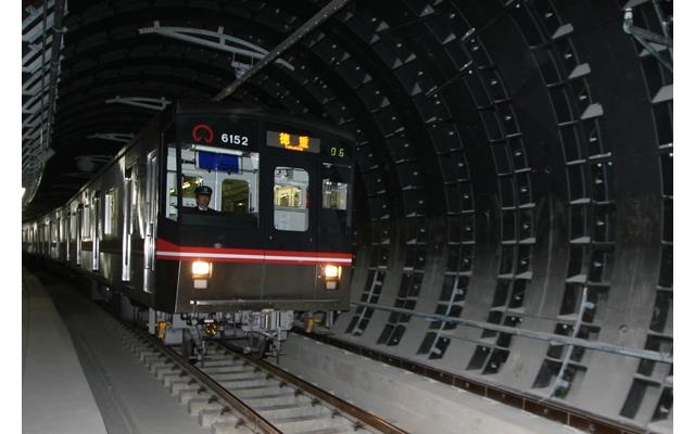 真新しいトンネルを走る車両
