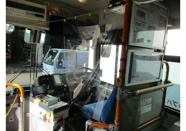 市バス運転席へのビニールカーテンの設置