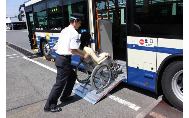 超低床ノンステップバス乗車の様子