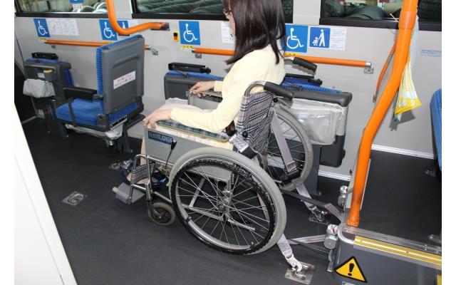 市バス車内の車いすスペース