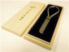 市バス改札はさみと桐箱の写真