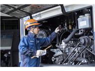 自動車整備の仕事風景の写真。