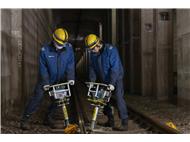 軌道事務所職員の仕事風景の写真。