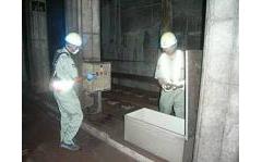 トンネル内の消防用放水口の点検の写真