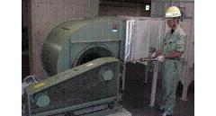 送風機のベアリングへのグリス注入の写真