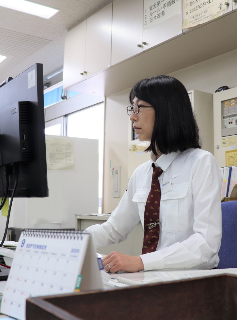 バス営業所所長の写真、これまでのキャリアと役職者を目指した理由