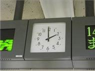 ホームのアナログ式時計