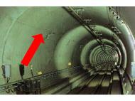 トンネル壁面に張られた誘導線