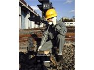 携帯型作業電話機で話す係員