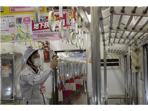 地下鉄車内の抗菌加工をしている様子