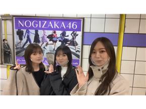 掲出したポスターの前での撮影