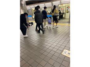 伏見駅ホームで人が並んでいるシーンの撮影風景