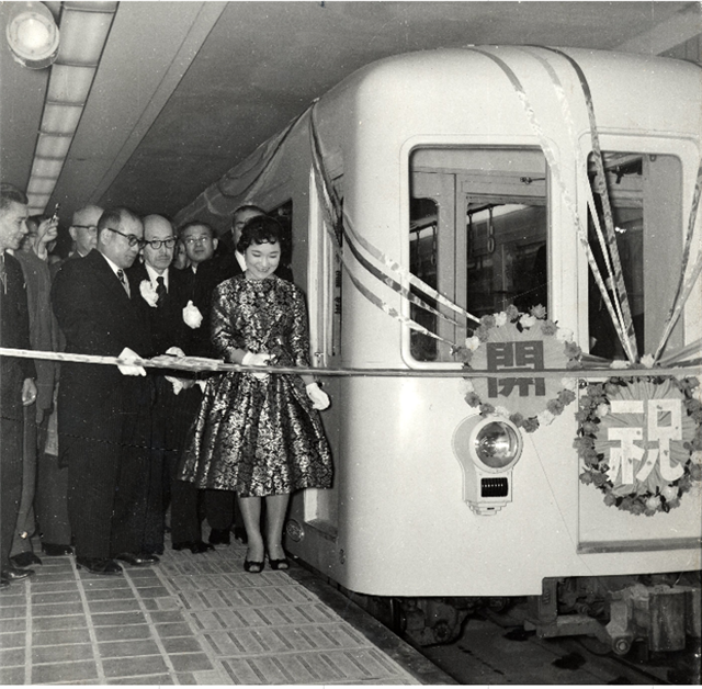 昭和32年11月15日　「名古屋～栄町」開通 テープカット