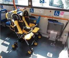 市バス車内の車いすスペースを利用するベビーカー